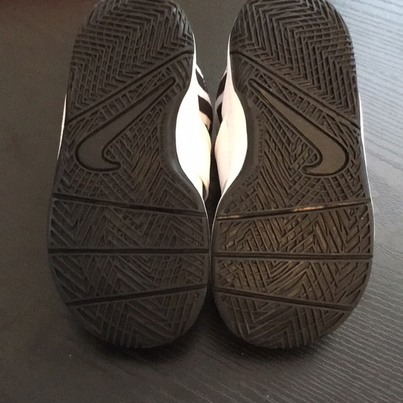 Kids Nike Basketball Running Shoes NWT - Picture 5 of 7